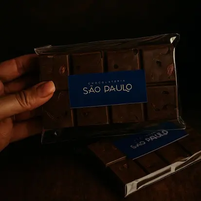 Chocolate ao leite com cereja e amêndoas