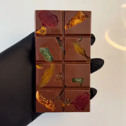 Chocolate ao leite com frutas glaceadas