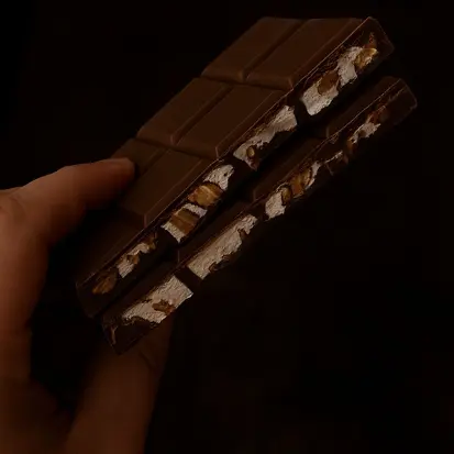 Chocolate ao leite recheado com torrone de amêndoas