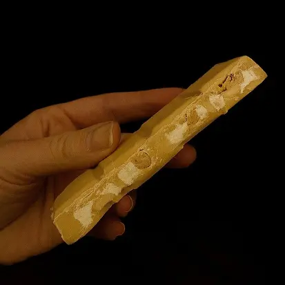 Chocolate branco caramelizado com torrone de castanha de caju