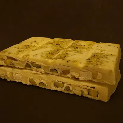 Chocolate branco recheado com torrone de pistache