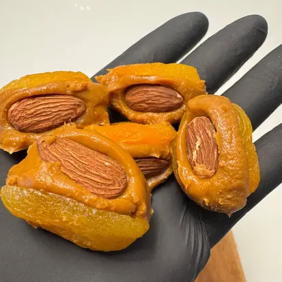 Damasco com doce de leite e chocolate meio amargo.