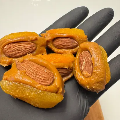 Damasco com doce de leite e chocolate meio amargo.